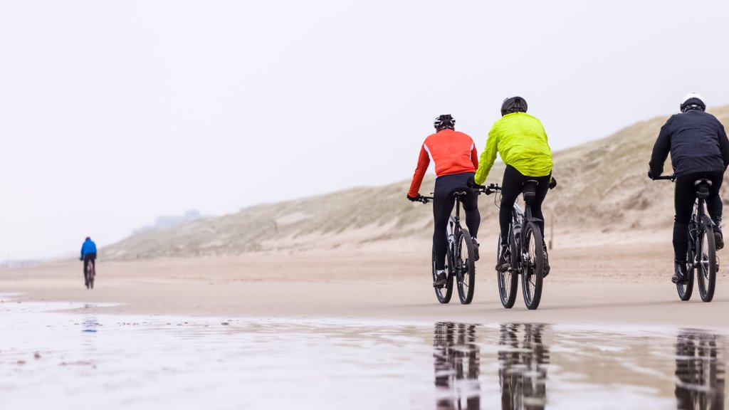 Fietsen op het strand