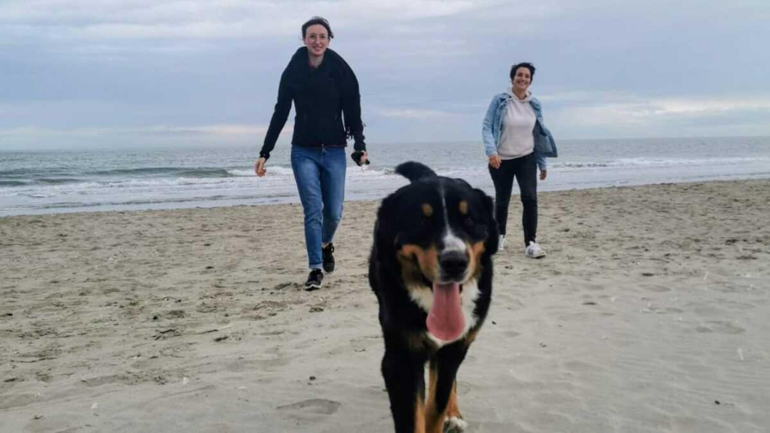 Sara met haar vriendin en hond
