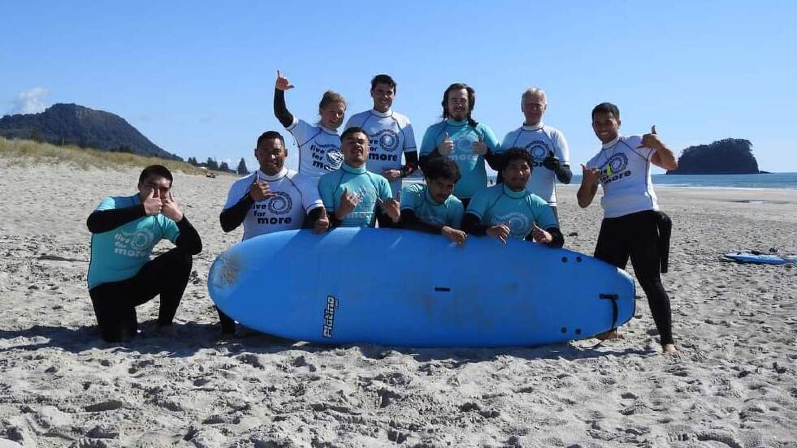 Groep mensen op het strand