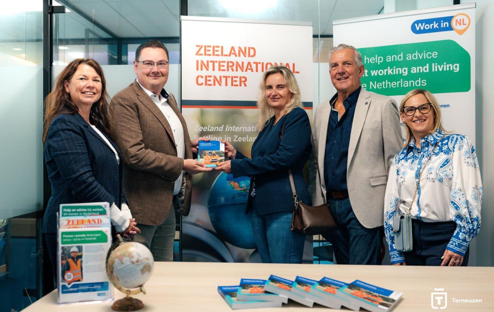 De informatiebrochure wordt aan Pol-Net gegeven