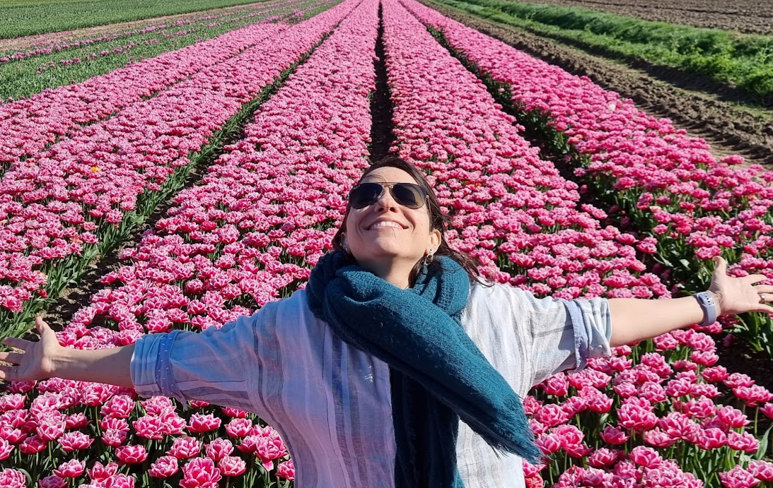Carolina in een veld met tulpen